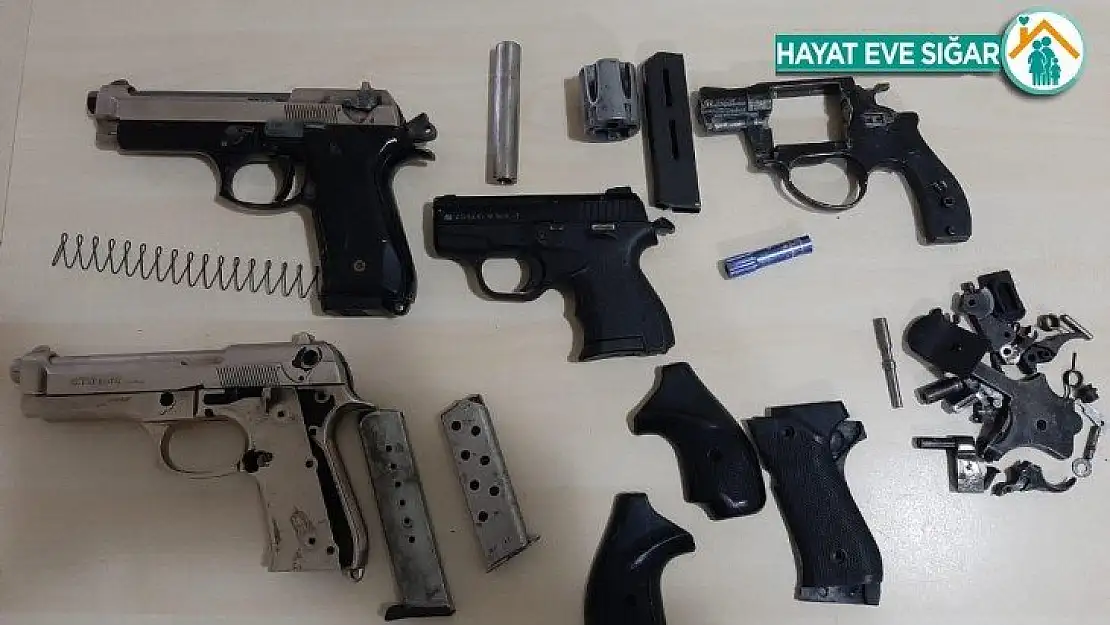 Hatay'da durdurulan araçtan 3 adet ruhsatsız tabanca ele geçirildi