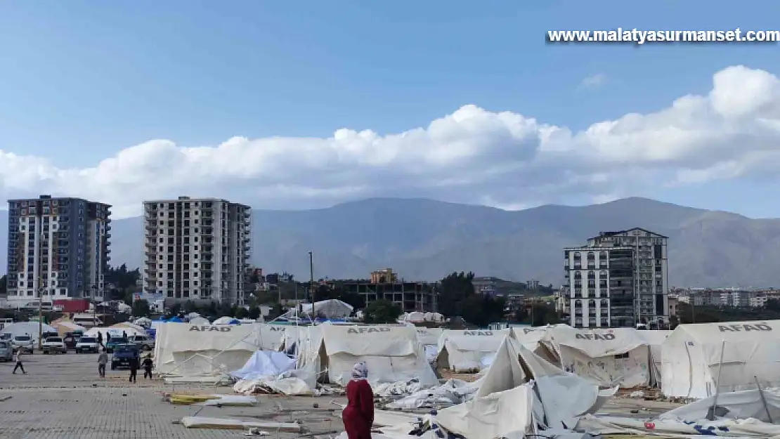 Hatay'da fırtına çadırları yıktı