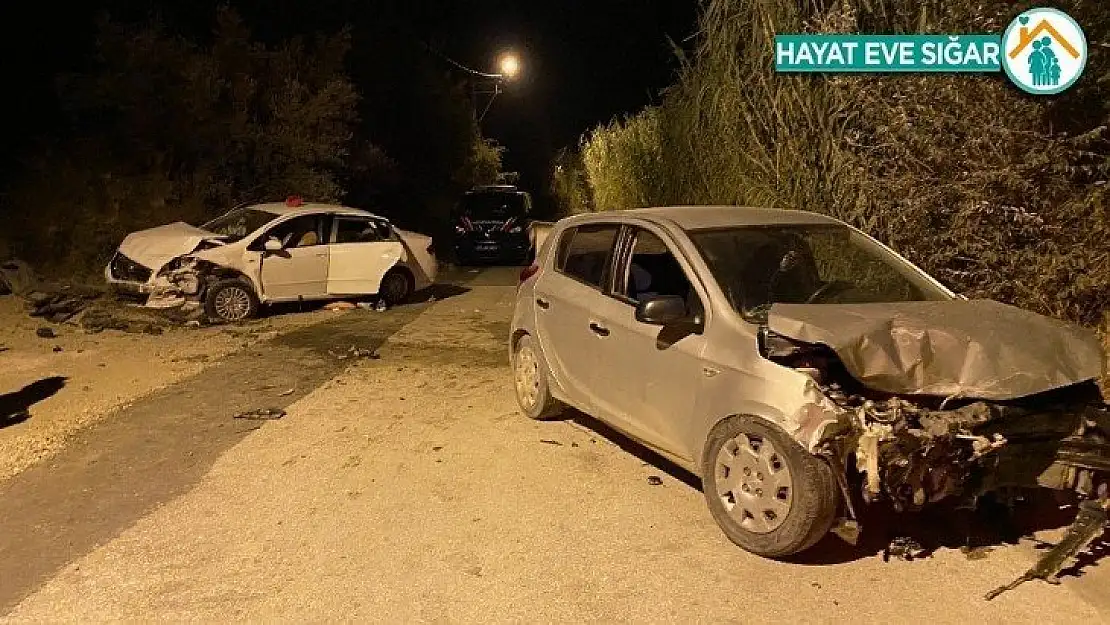 Hatay'da otomobiller kafa kafaya çarpıştı: 5 yaralı