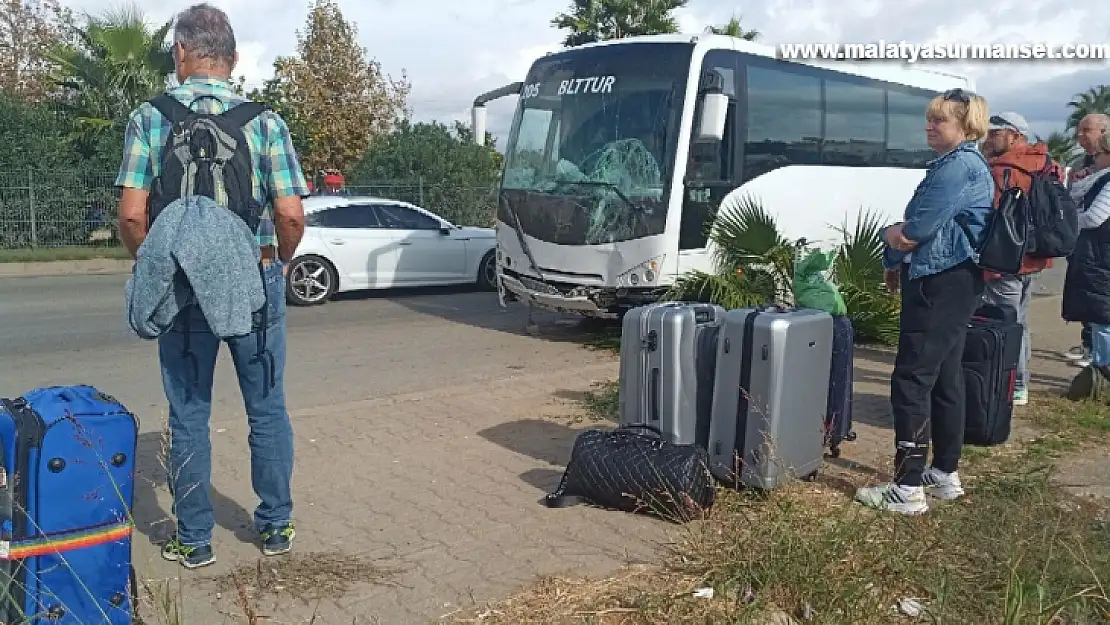 Havalimanına turistleri taşıyan midibüs karşı şeride geçti, kaza ucuz atlatıldı