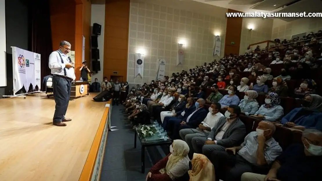 Hayati İnanç'tan 'Nesl-i Şahane' konferansı