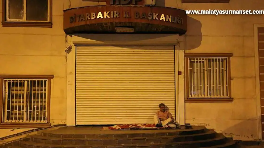 HDP binasının önüne yatak serip evladı için gece nöbet tutan baba oğluna çağrıda bulundu