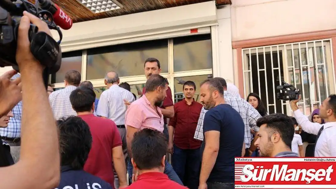 HDP'liler oturma eylemi yapan aileye ve basın mensuplarına saldırdı