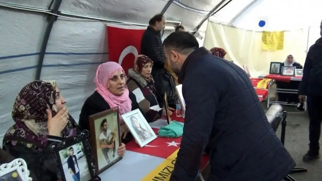 HDP önünde evlat nöbeti tutan ailelere destek ziyareti sürüyor