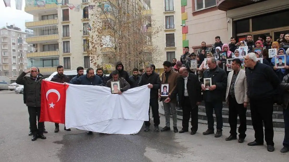 HDP önündeki aileler İdlib ve Van şehitleri için ellerinde kefen ve Türk bayrağıyla saygı duruşunda bulundu