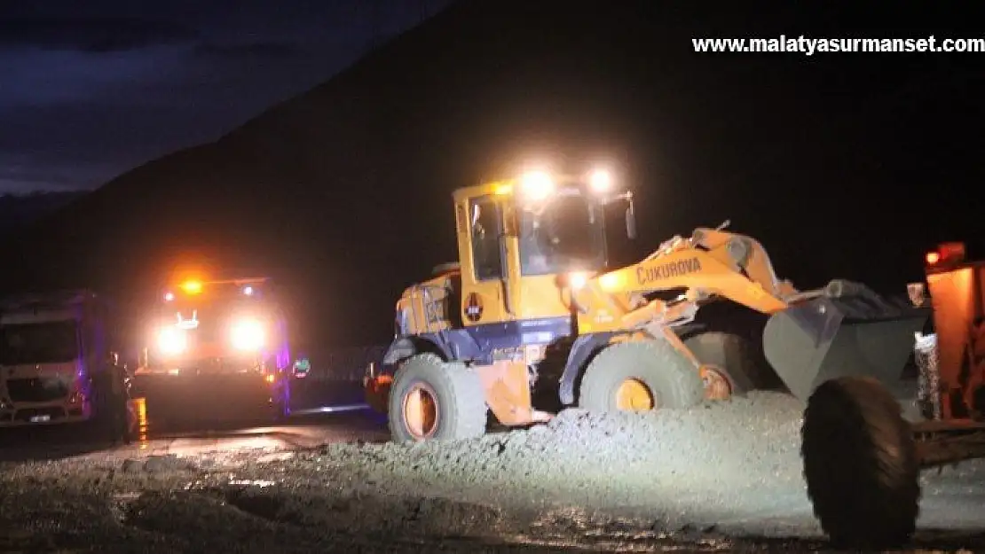 Heyelan nedeniyle kapanan Erzincan- Sivas kara yolu ulaşıma açıldı