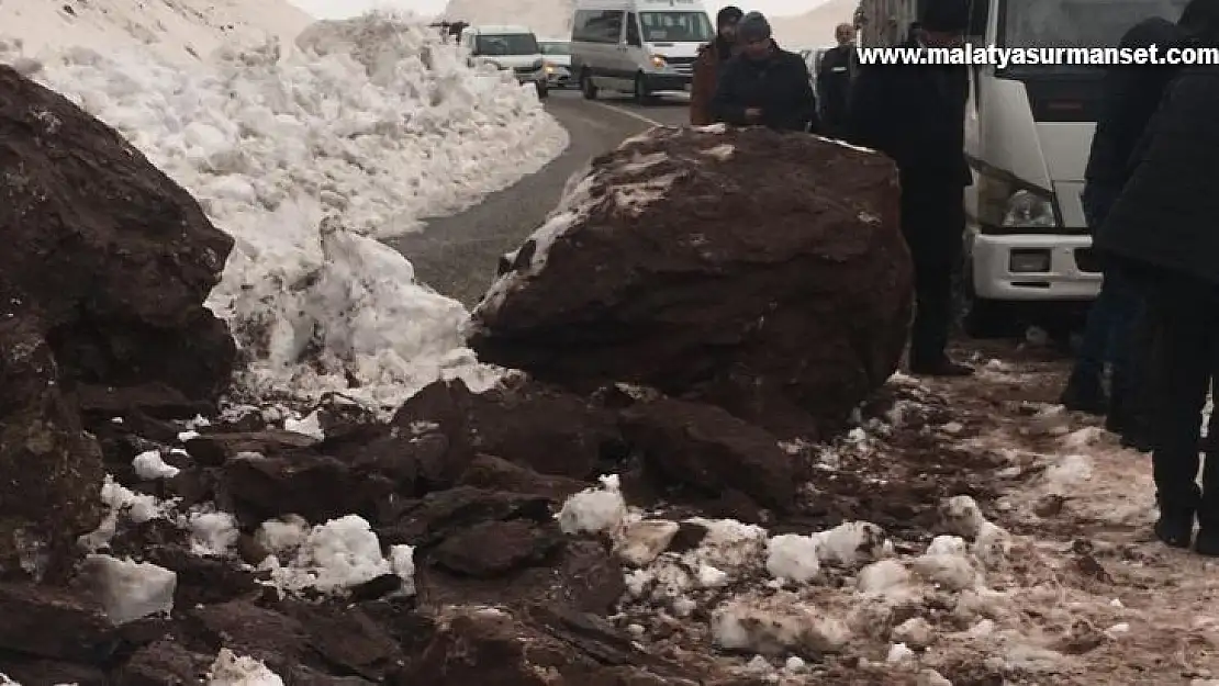 Heyelan yolu trafiğe kapattı