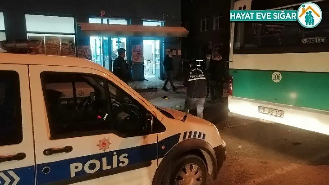 Hırsızla boğuşan kasiyer bıçaklandı