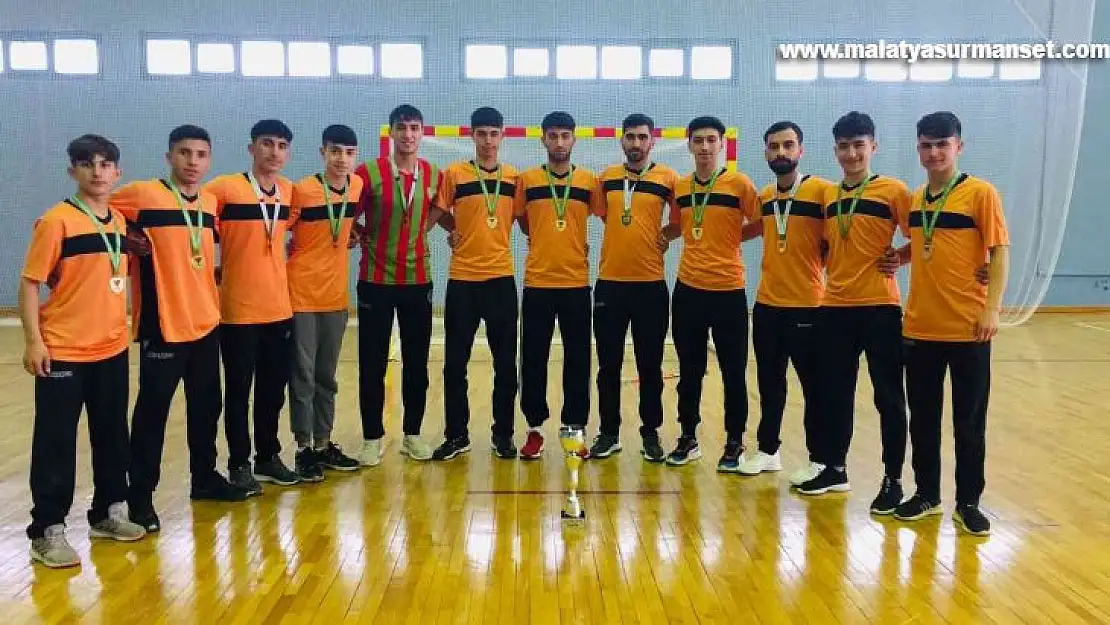 Hokey liginde şampiyon olan Diyarbakır Peyasspor'un sporcuları eğitimde de öncü