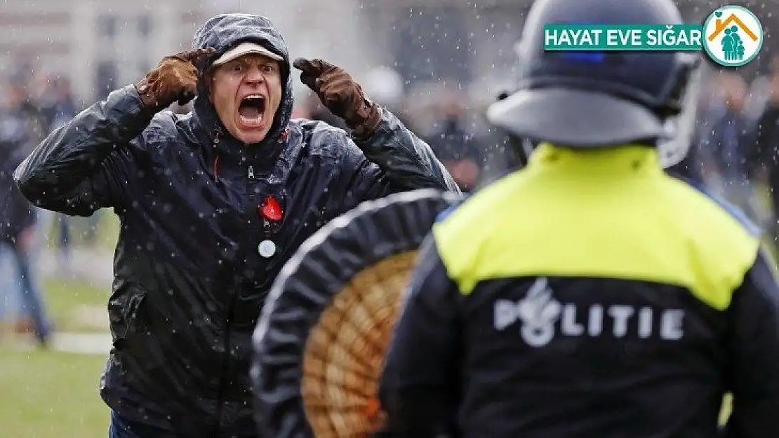 Hollanda'da binlerce kişi Covid-19 kısıtlamalarını protesto etti