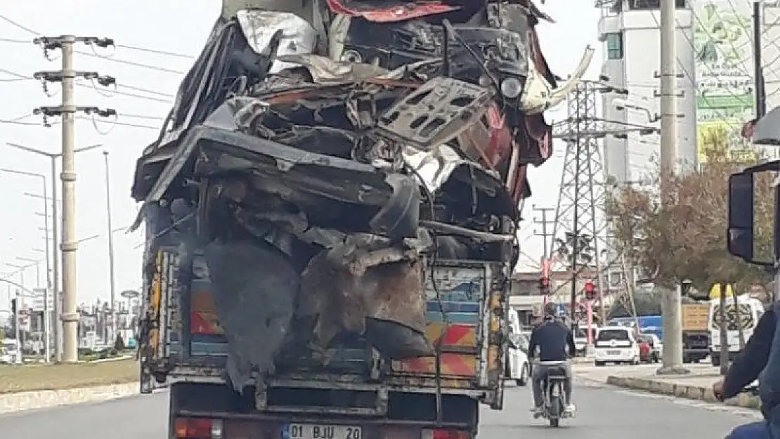 Hurda araç taşıyan kamyon trafikte tehlike saçtı