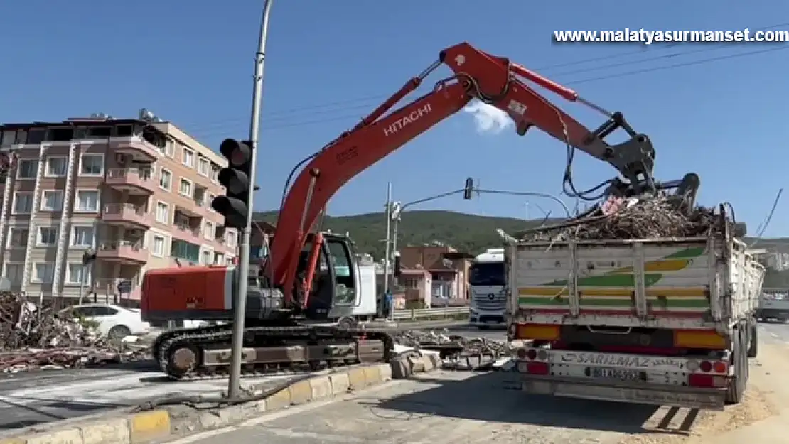 Hurda inşaat demiri yüklü tır devrildi