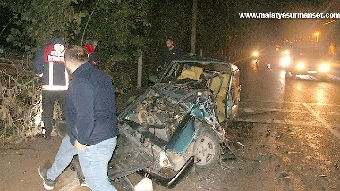 Hurdaya dönen otomobilden 2 kişi yaralı olarak kurtuldu