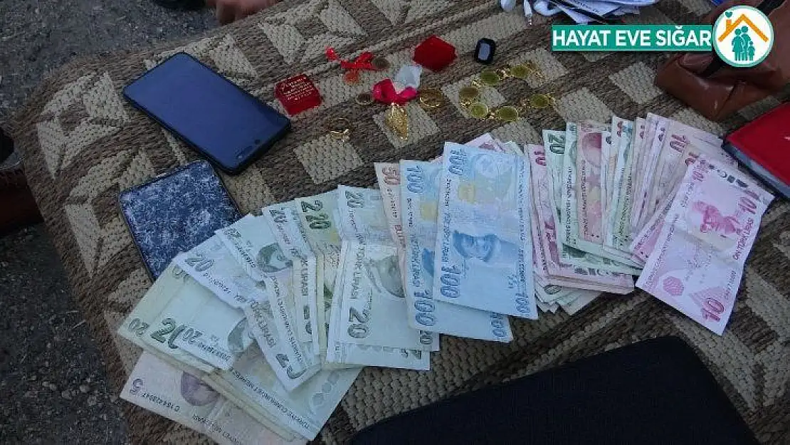 İcralık şoför bulduğu çanta dolusu altın ve parayı sahibine teslim etti