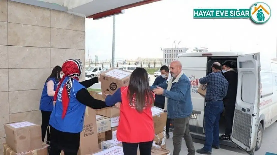 İdlib'teki çadır kentlerde yaşayanlara kıyafet yardımı