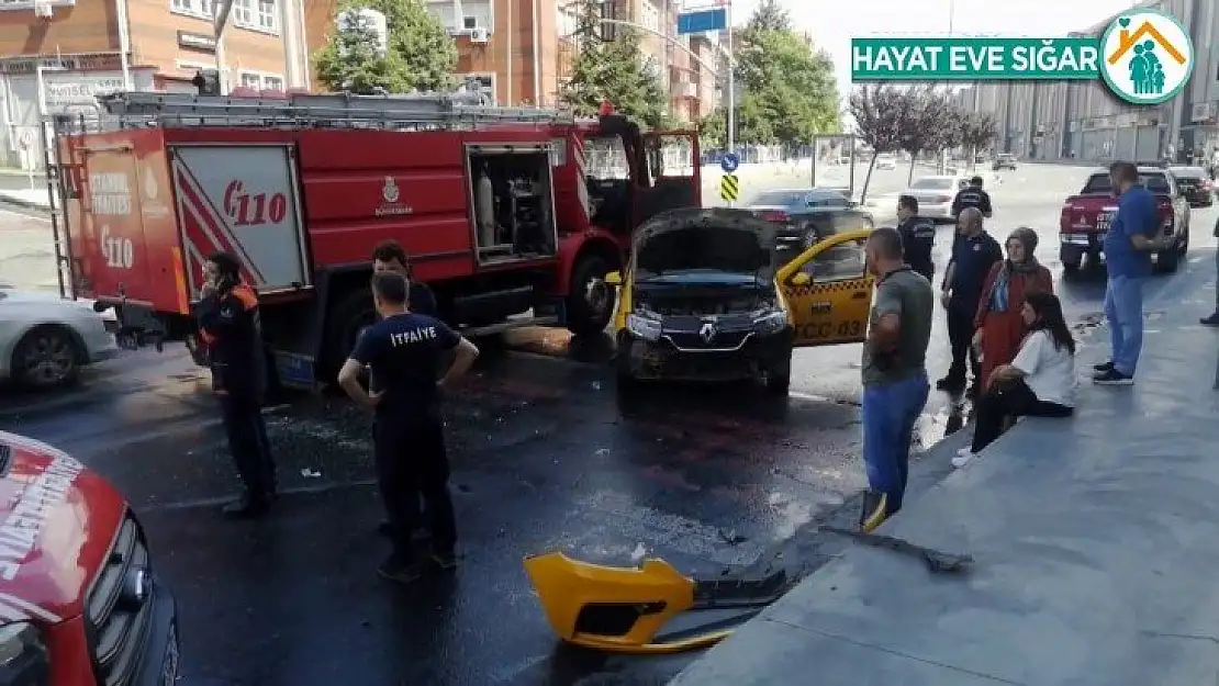 İhbara giden itfaiye aracı taksi ile çarpıştı: 2 yaralı