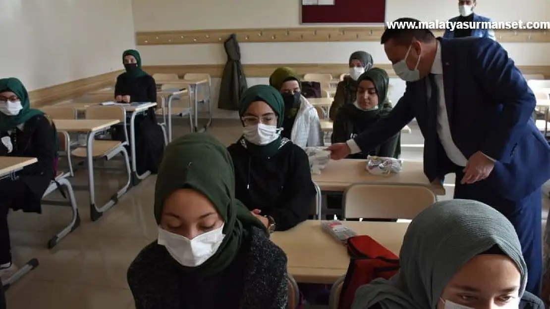 İhtiyaç sahibi çocuklara kışlık giysi yardımı