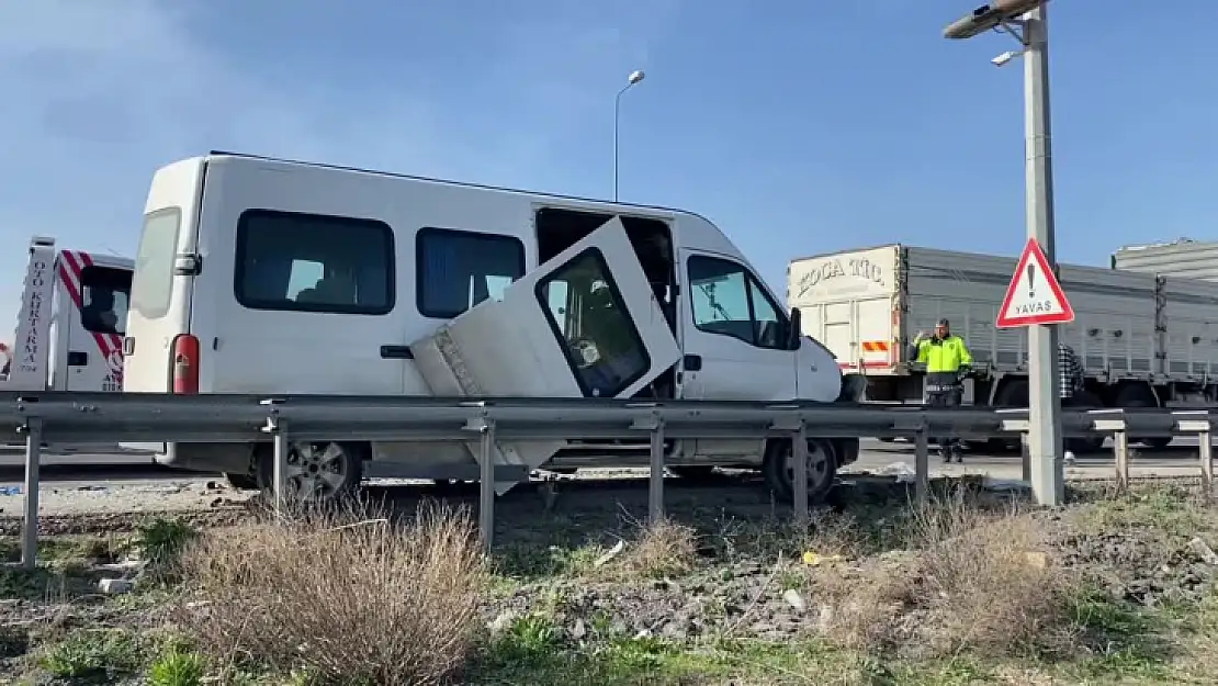 İki İşçi Servisinin Karıştığı Trafik Kazasında 10 İşçi Yaralandı