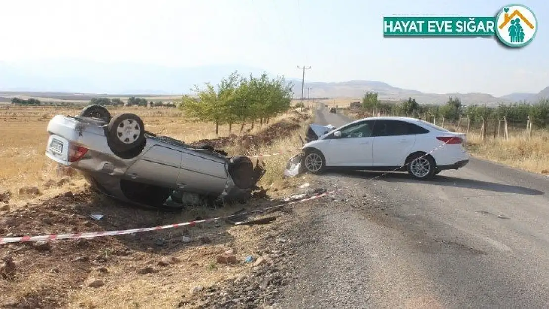 İki otomobil kafa kafaya çarpıştı: 4 yaralı