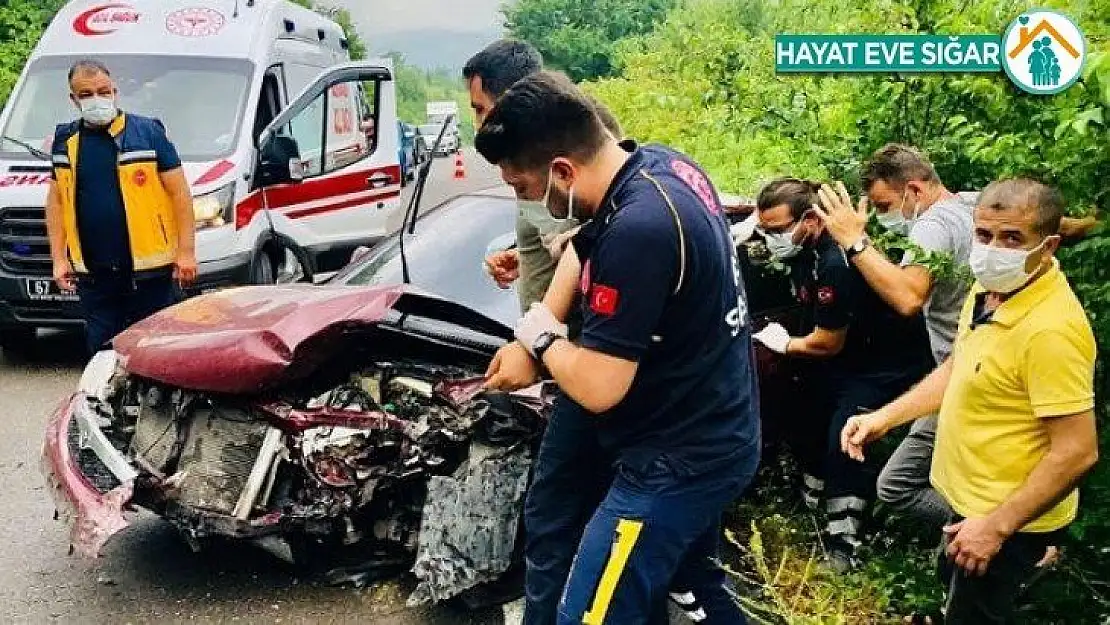 İki otomobil kafa kafaya çarpıştı: 1 ağır 5 yaralı