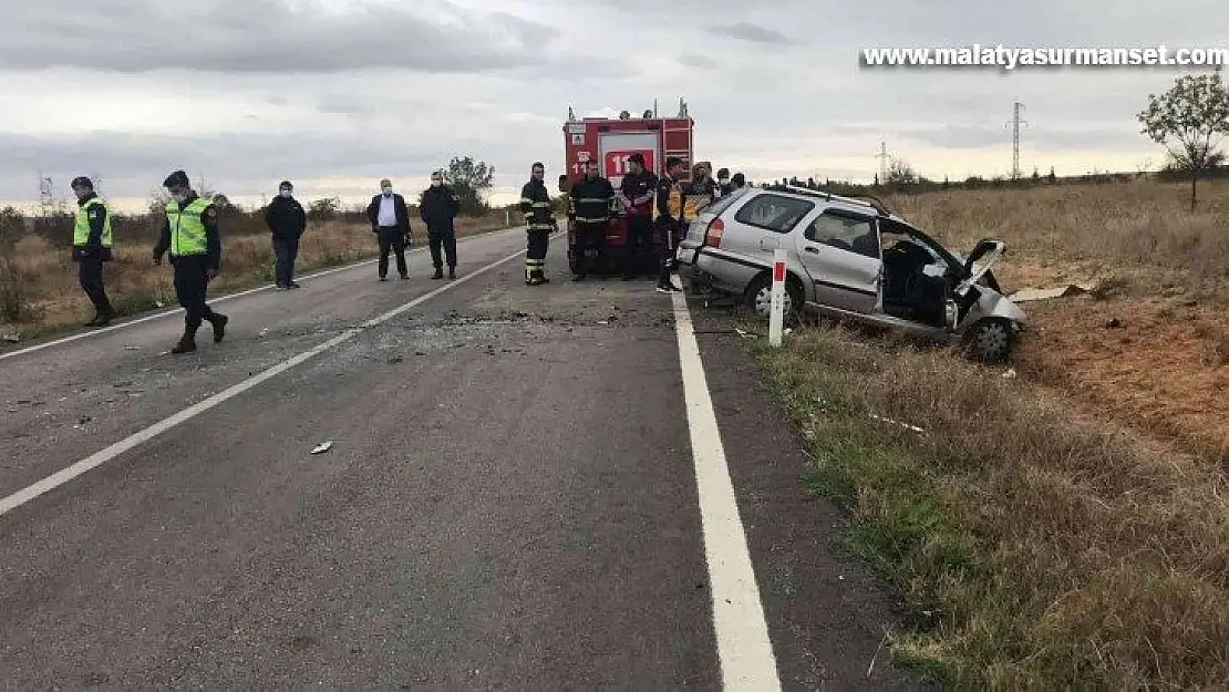 İki otomobil kafa kafaya çarpıştı: 1 ölü, 3 yaralı