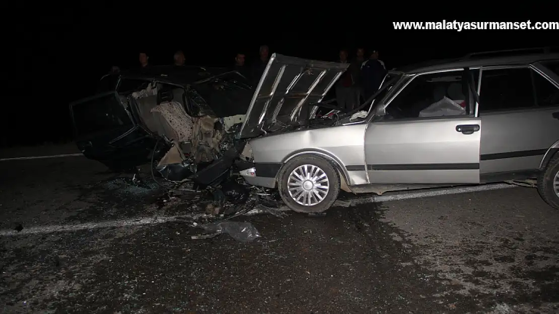 İki otomobil kafa kafaya çarpıştı: 1 ölü, 2'si çocuk 5 yaralı