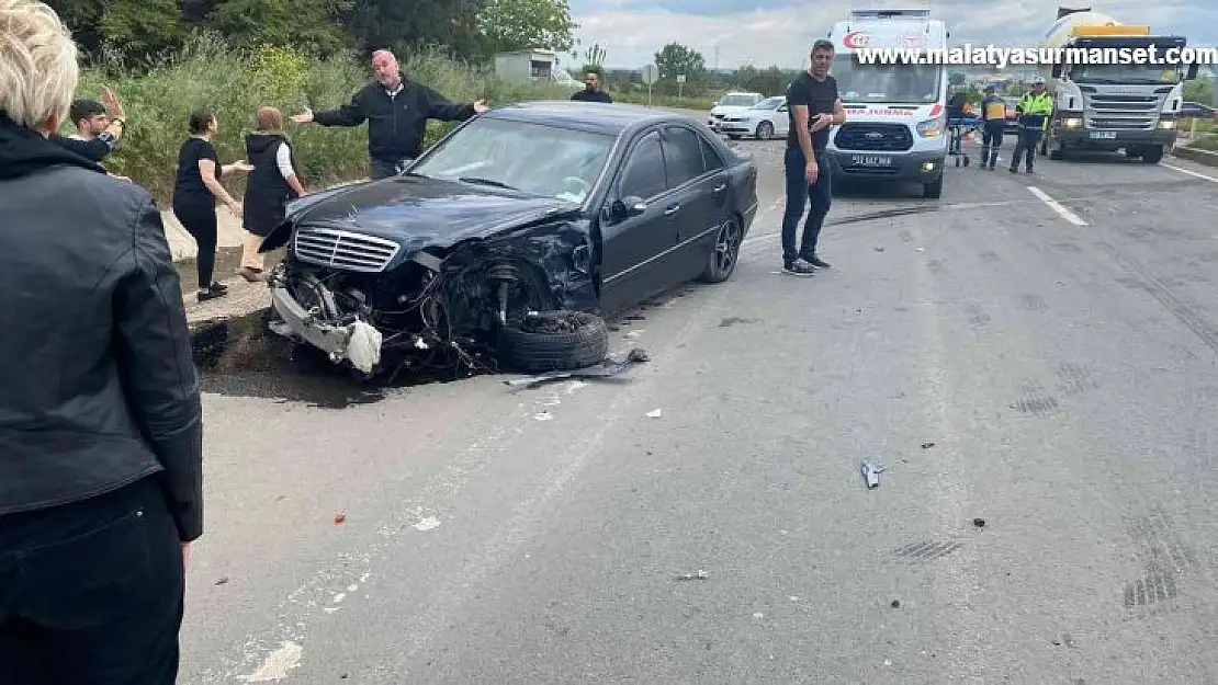 İki otomobil kavşakta çarpıştı: 4 yaralı