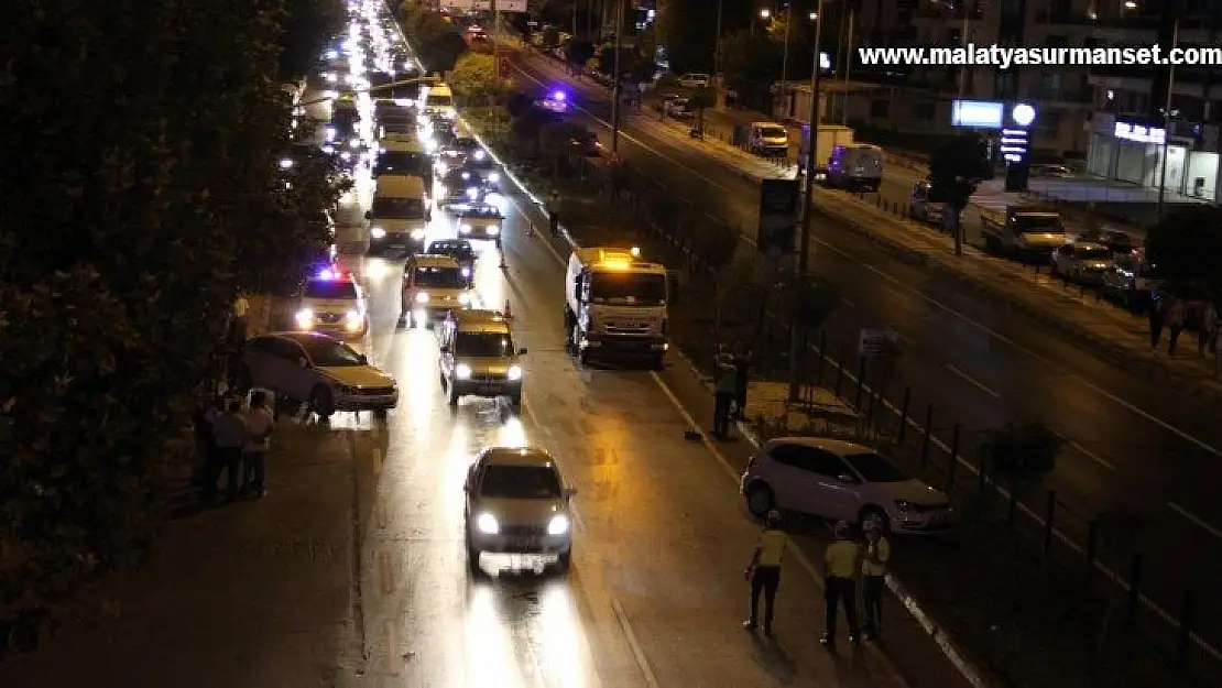 İki otomobile çarptı, yaya olarak olay yerinden kaçtı