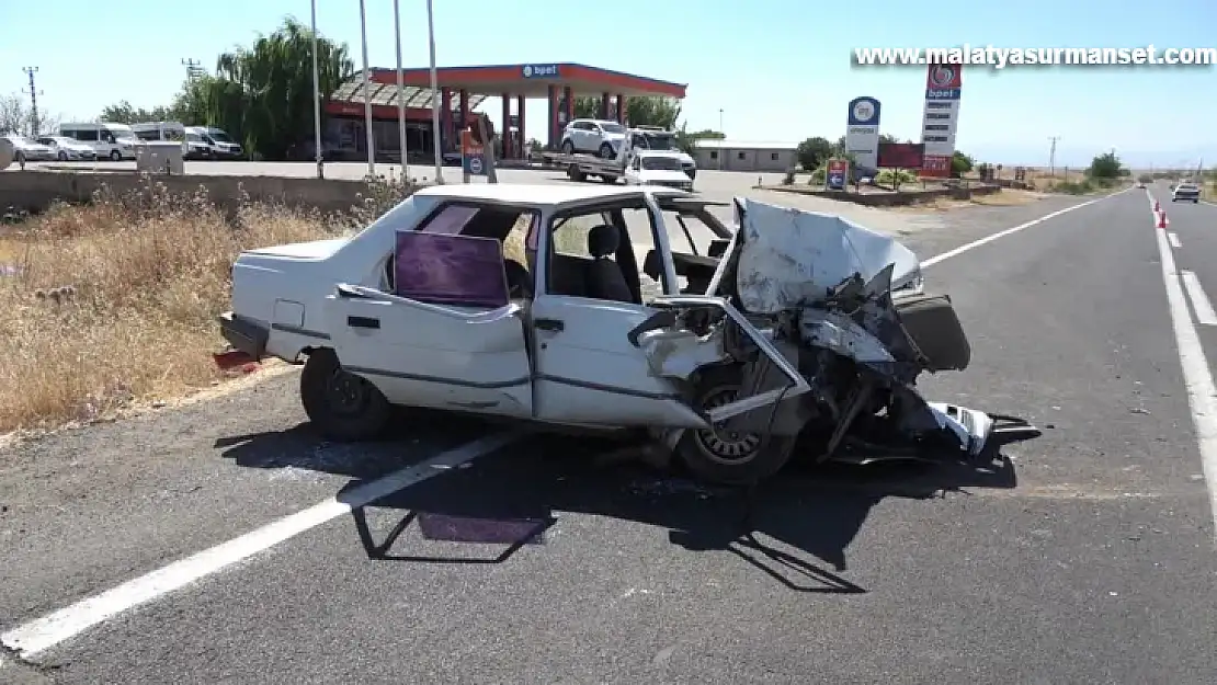 İki otomobilin çarpıştığı kazada 1 kişi öldü, 4 kişi yaralandı