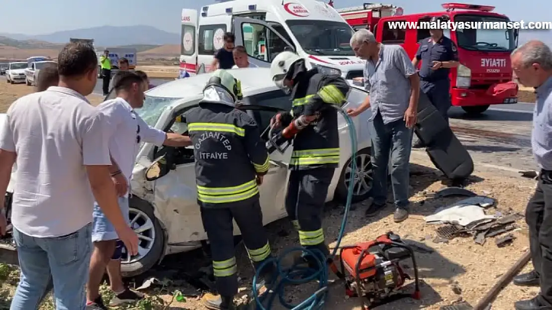 İki otomobilin çarpıştığı kazada 1'i ağır 3 kişi yaralandı