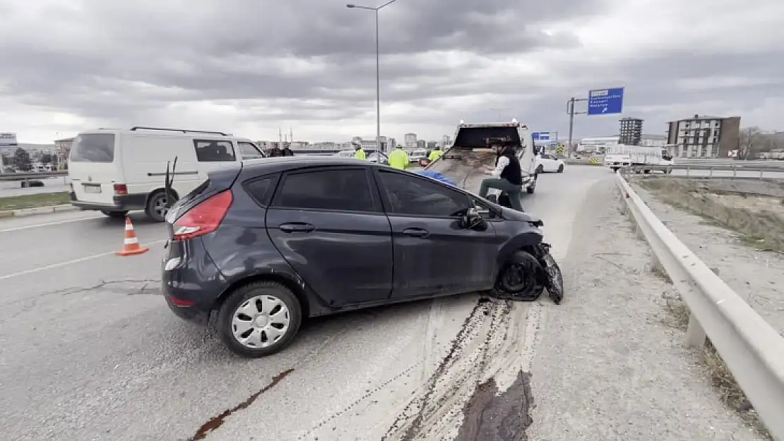 İki otomobilin çarpıştığı kazada 3 kişi yaralandı