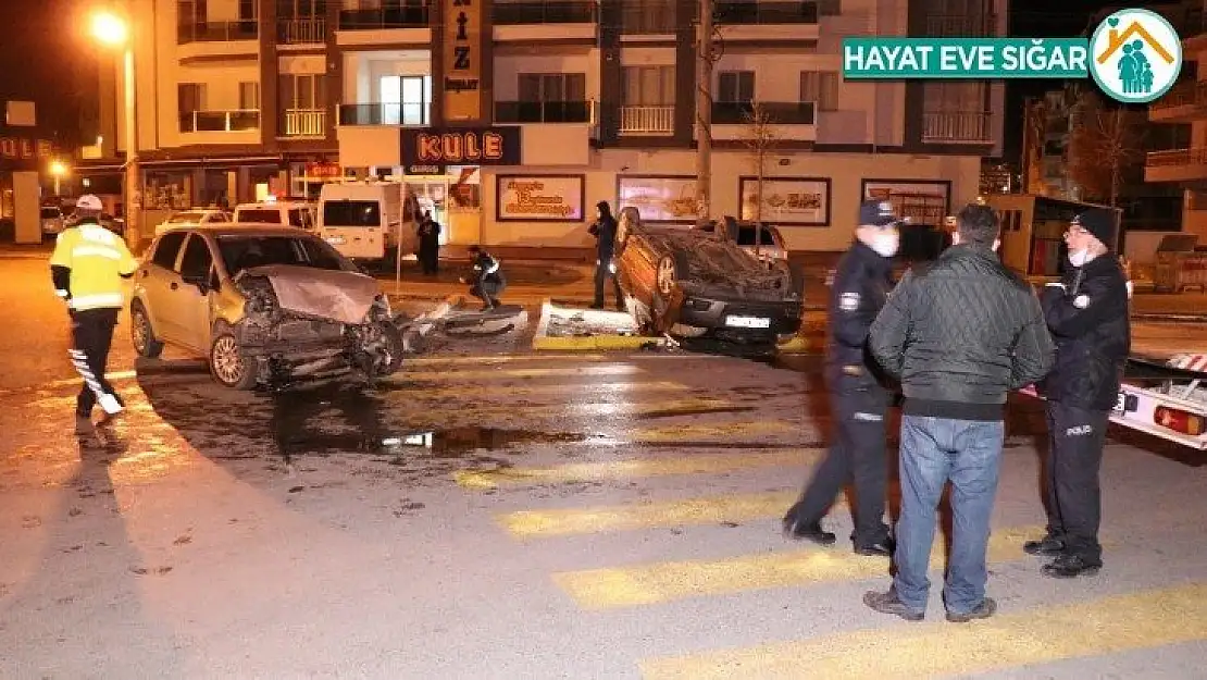 İki otomobilin hurdaya döndüğü kazada 1'i bebek 7 yaralı