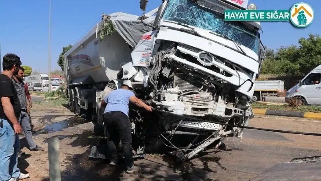 İki tır kafa kafaya çarpıştı: 1'i ağır 2 yaralı