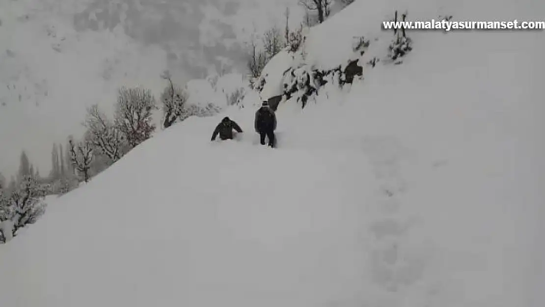 İlaç için 12 kilometre karda yürüdüler