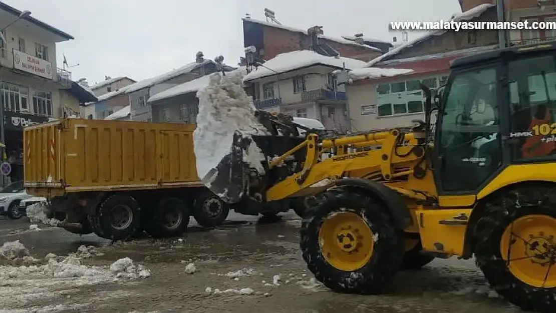 İlçe merkezindeki karlar kamyonlarla taşınıyor