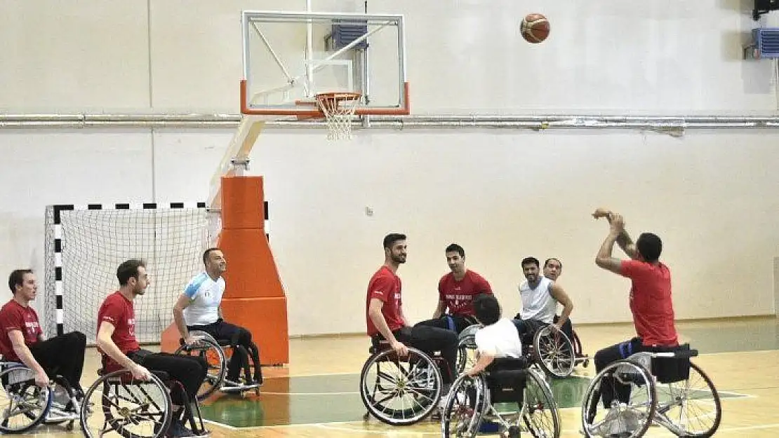 İlk kez tekerlikli sandalyede maç yaptılar