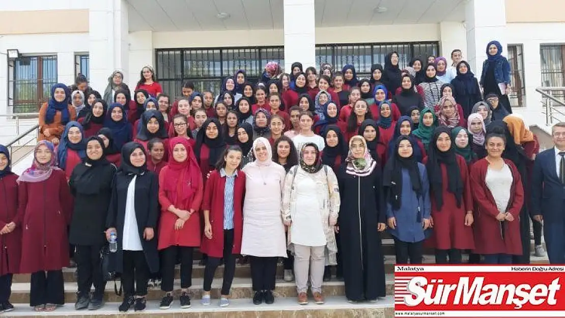 İmam Hatip Lisesinde kız öğrencilerle söyleşi