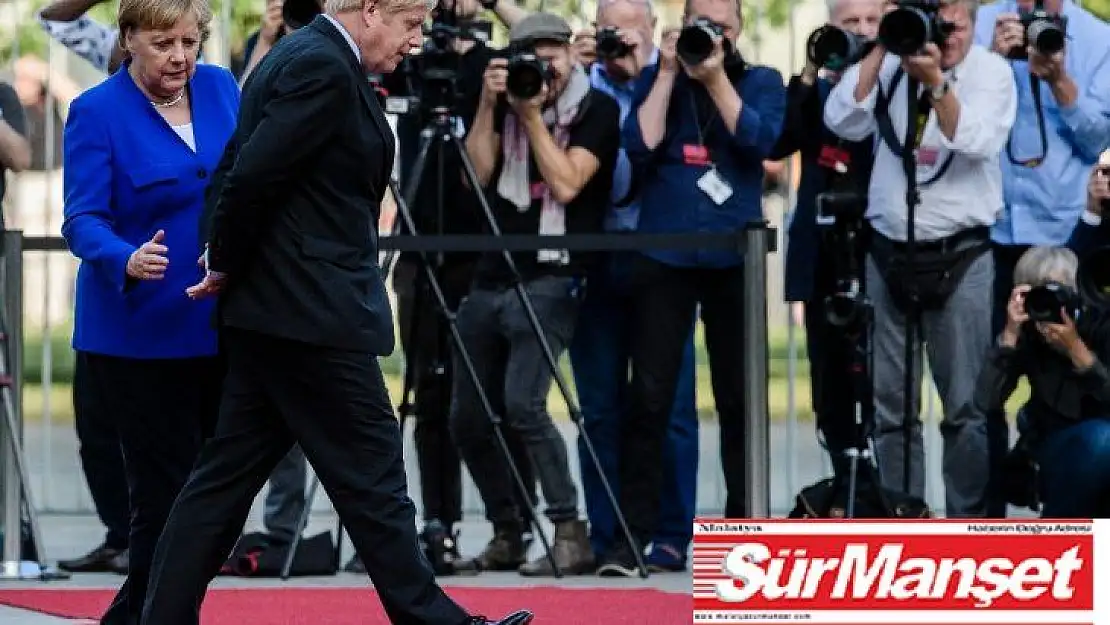 İngiltere'nin yeni Başbakanı Johnson'dan dikkat çeken rahatlık