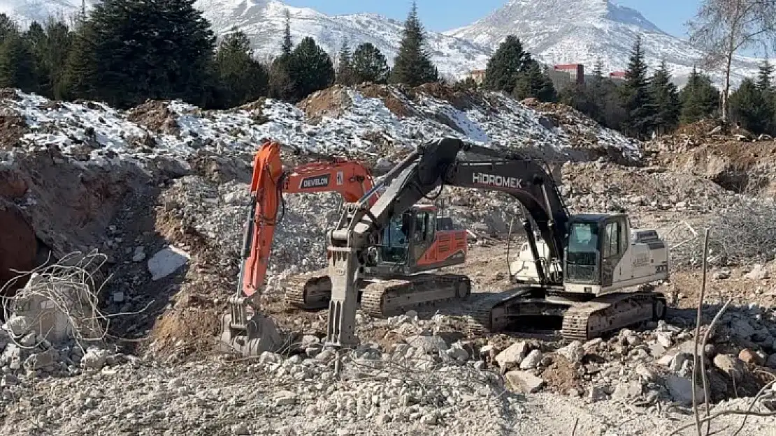 İnönü Üniversitesi Depremin Yaralarını Sarıyor