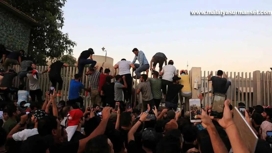 Irak parlamentosunu basan protestocular Sadr'ın çağrısı üzerine geri çekildiler