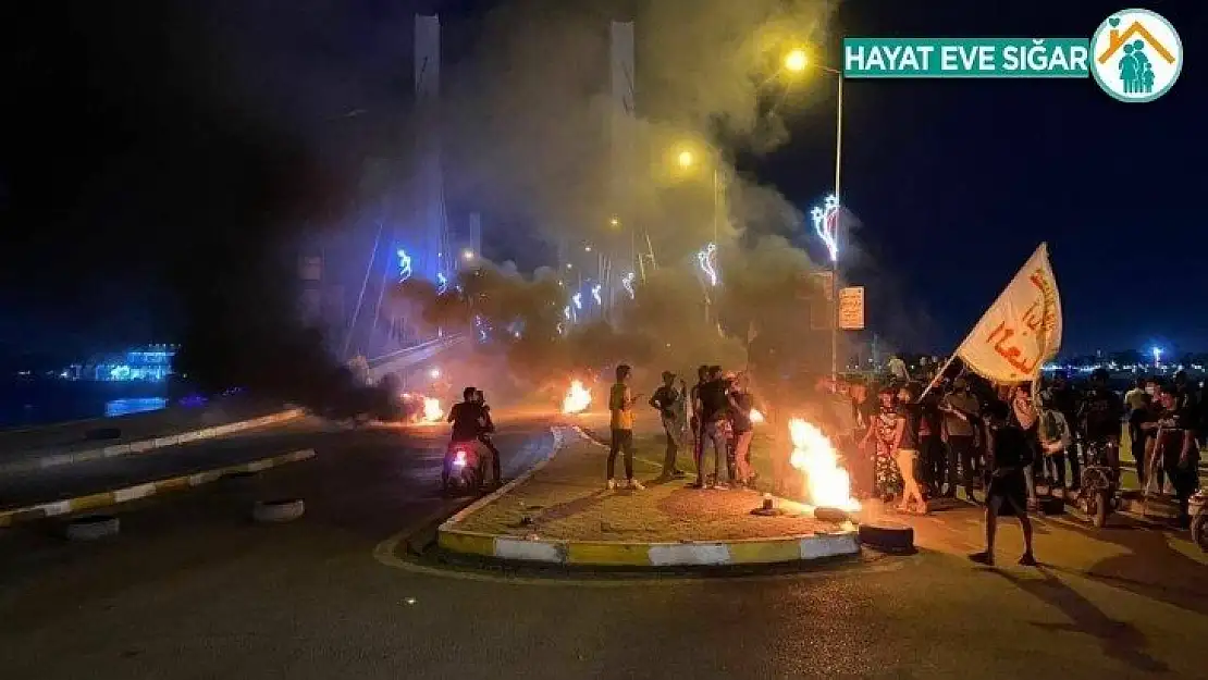 Irak'ta protestocular siyasi parti binalarını ateşe verdi