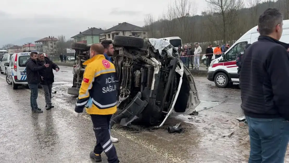 İşçi Servislerinin Çarpıştığı Kazada 1 Kişi Öldü, 27 Kişi Yaralandı