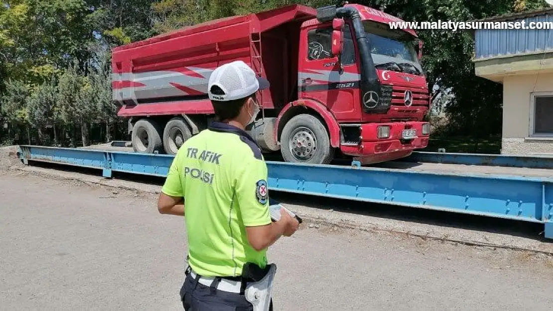 Işık ve tonaj ihlali yapan kamyon sürücüsüne 7 bin 672 TL ceza kesildi