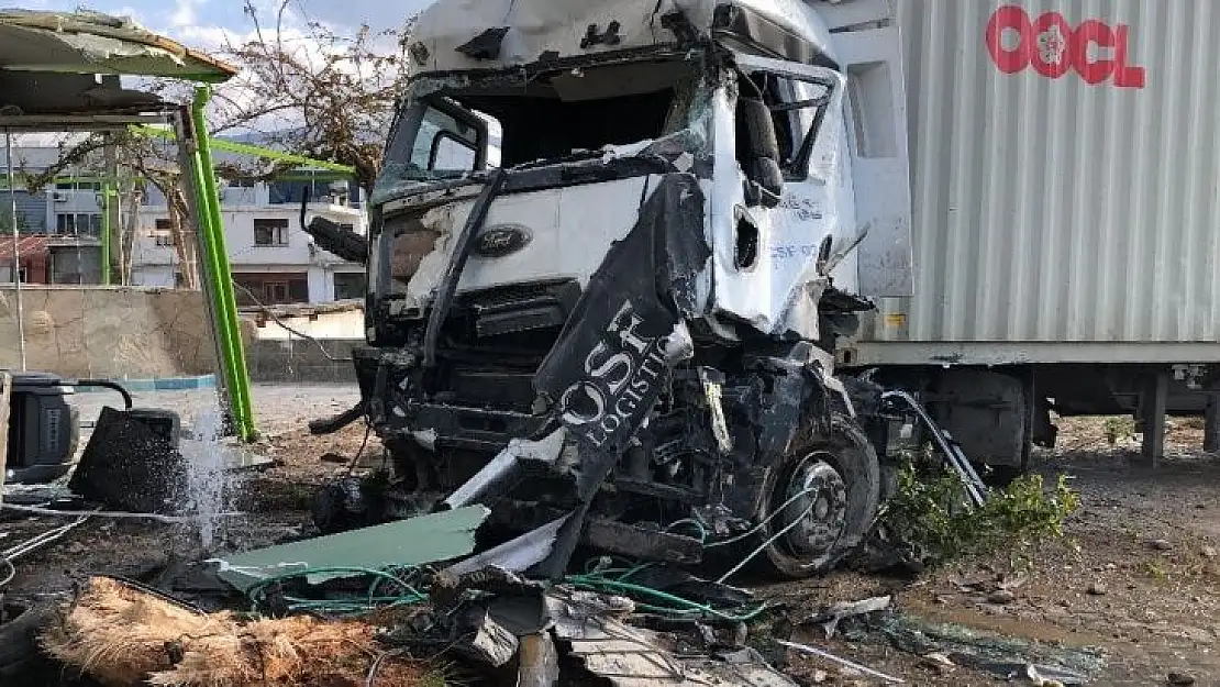 İskenderun'da feci kaza: 5 ölü, 23 yaralı