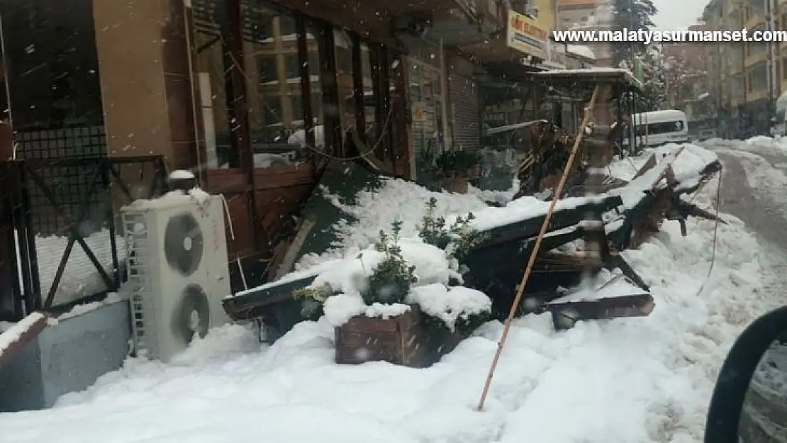 İslahiye'de iş yerlerinin tenteneleri karın ağırlığına dayamayarak çöktü