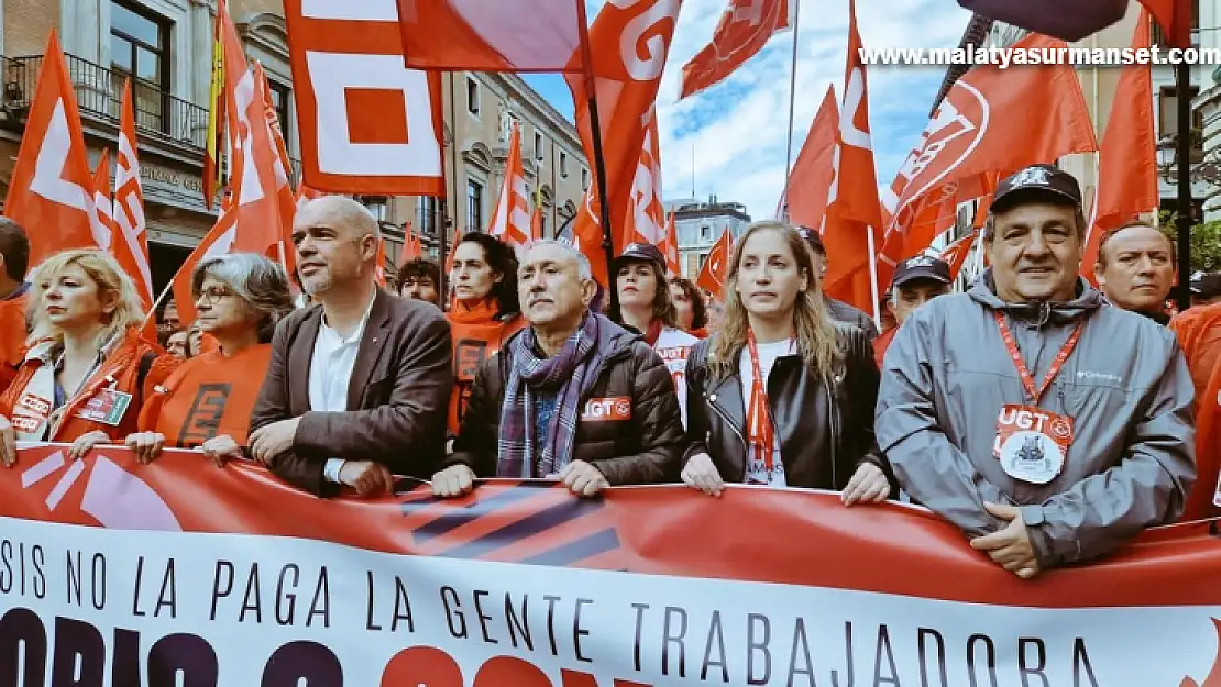 İspanya'da binlerce kişi zam talebiyle sokaklara indi