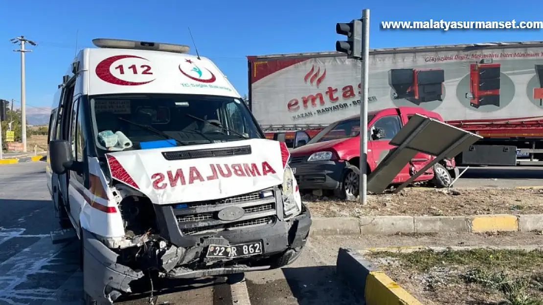 ambulans ile hafif ticari araç çarpıştı: 1 ölü, 6 yaralı