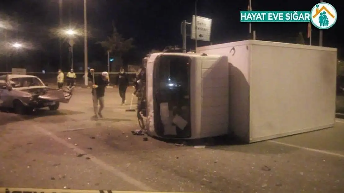 Isparta'da kamyonet ile otomobil çarpıştı: 1 ölü, 5 yaralı