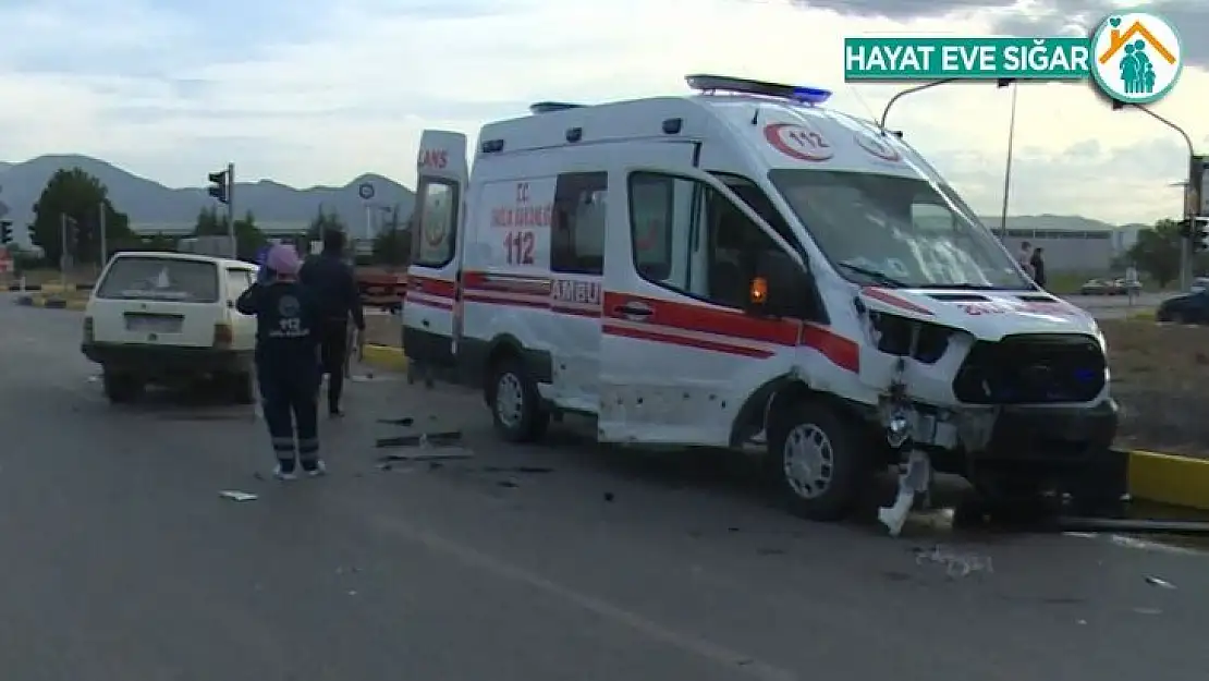 Isparta'da ambulans ile otomobil çarpıştı: 1'i ağır 2 yaralı