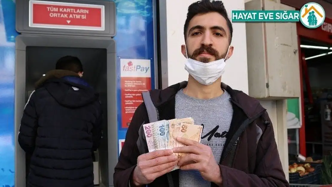 İşsiz genç ATM'de bulduğu parayı banka yetkililerine teslim etti